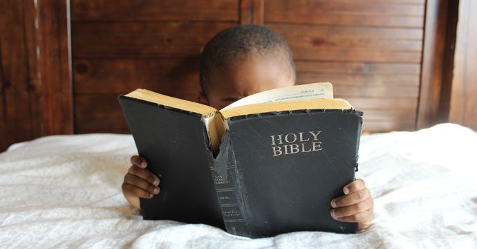 pune-mana-pe-biblie